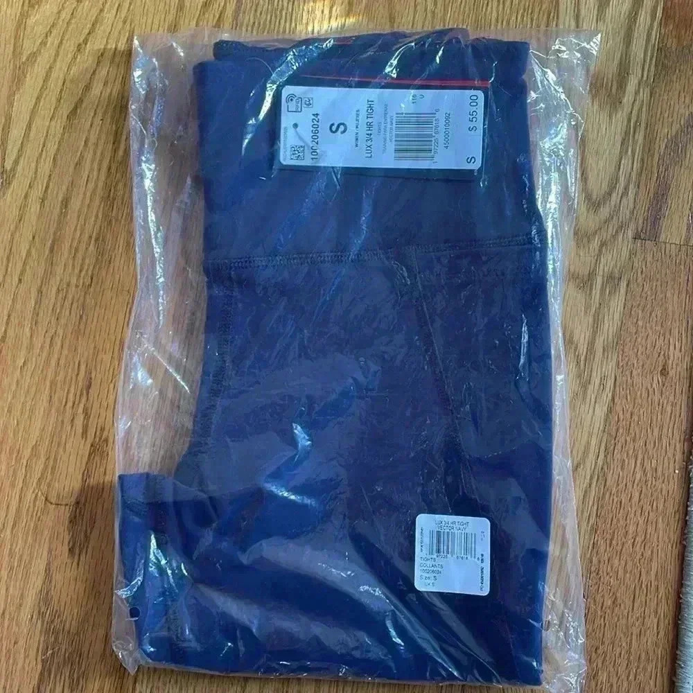 NWT Reebok Lux 3/4 tight in navy size small